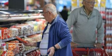 Sigue el freno de la economía: cayó el consumo de bienes y servicios