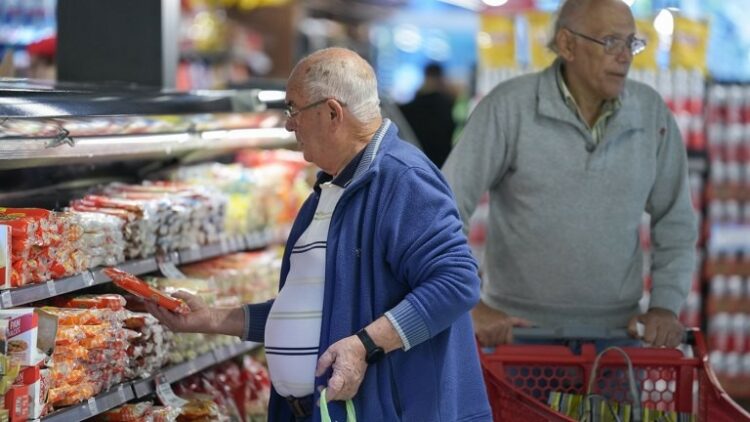 Sigue el freno de la economía: cayó el consumo de bienes y servicios