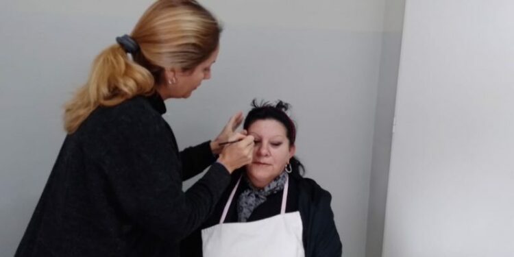 Dictarán cursos gratis con certificados de Maquillaje Profesional y Auxiliar en Peluquería