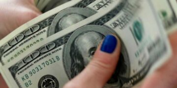 El dólar paralelo inició la semana en alza en Córdoba y el país