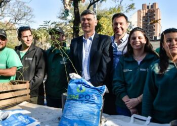Se realizó el “ecocanje” de plásticos por plantines