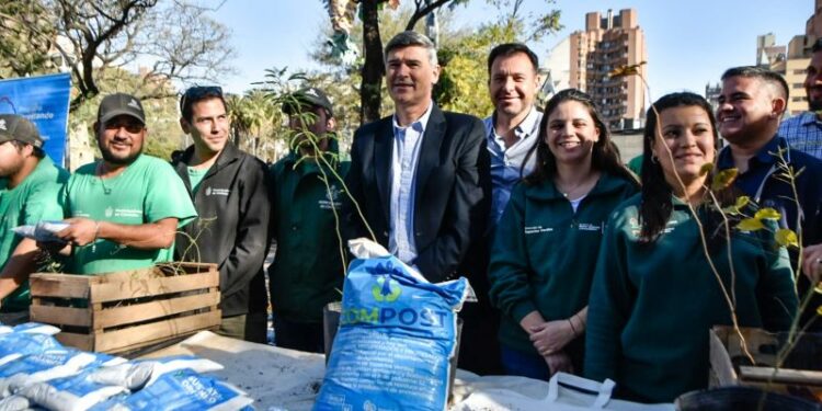 Passerini participó de la actividad en la plaza de la Intendencia.