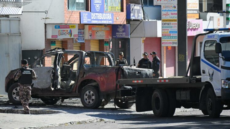 Los bomberos indicaron que "el incendio vehicular fue controlado" y que "no existen personas afectadas".