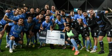 Estudiantes (RC) sorprendió a Banfield y lo eliminó en la Plata