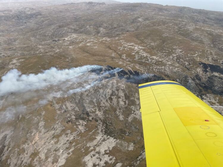 Bomberos combaten tres focos de incendios en las sierras de Córdoba