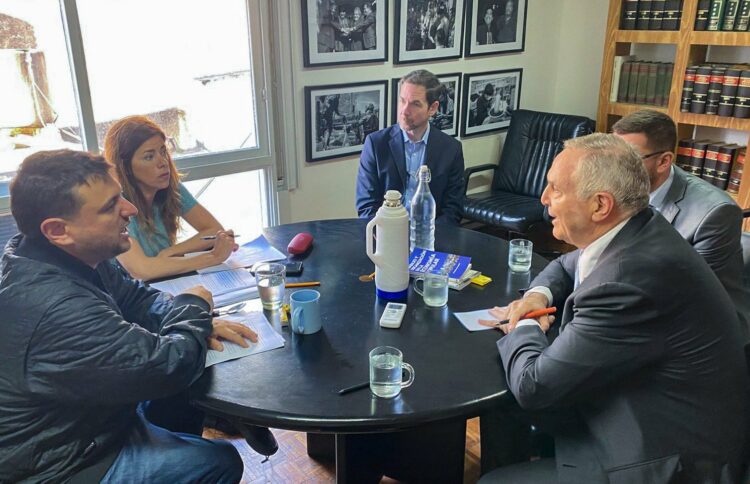 Grabois en la cumbre con el embajador Stanley (derecha).