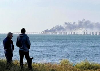 Ucrania atacó el puente de Crimea y Rusia asegura que no tuvo éxito
