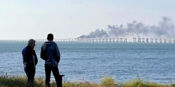 Ucrania atacó el puente de Crimea y Rusia asegura que no tuvo éxito