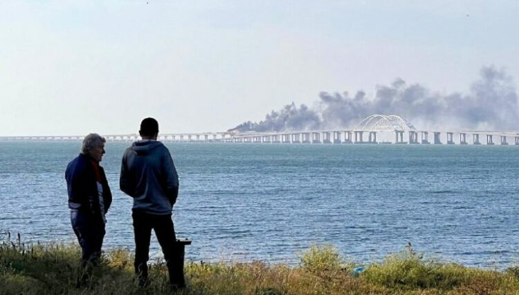 Ucrania atacó el puente de Crimea y Rusia asegura que no tuvo éxito