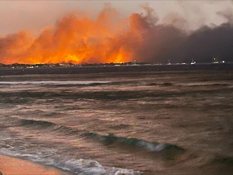 Una vista de las llamas 
mientras los incendios 
forestales envolvían la 
histórica ciudad de Lahaina, 
Maui, Hawái, EE. UU., el 9 de 
agosto de 2023. Erin 
Hawk/Handout Foto NA-REUTERS