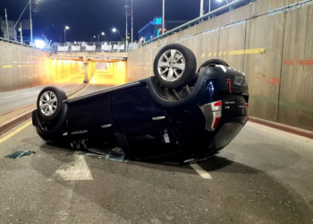 Perdió el control, chocó y terminó dado vuelta sobre el túnel de la Mujer Urbana