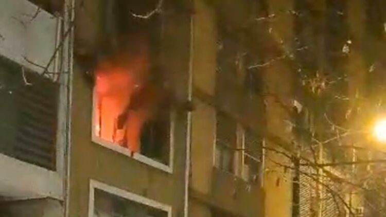 Se incendió un departamento en pleno Centro y una mujer debió ser evacuada