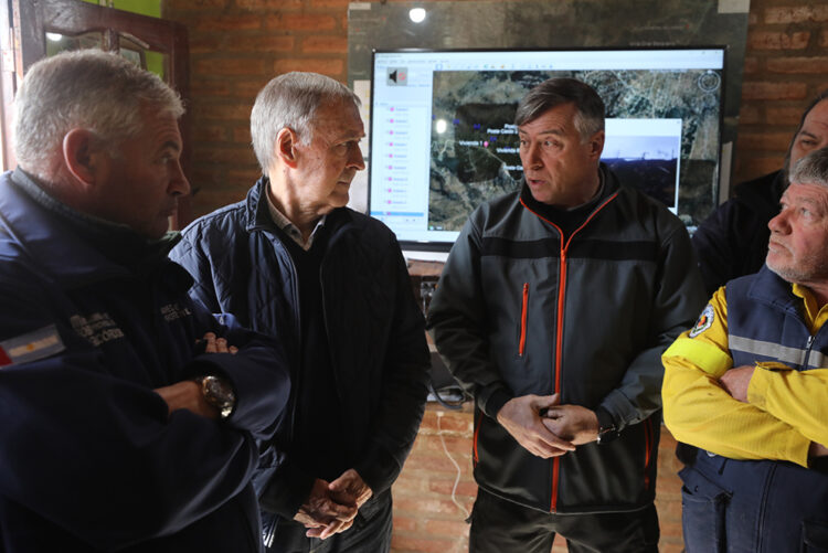 El gobernador de Córdoba visitó la localidad tras los grandes incendios.