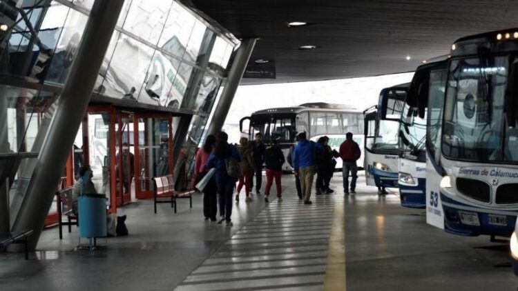 Se restablece el servicio de transporte interurbano y los colectivos comienzan a circular