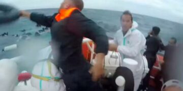 Murieron 41 migrantes en un naufragio en una isla italiana