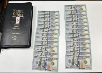 Secuestraron casi 17.000 dólares que viajaban en biblias hacia Miami