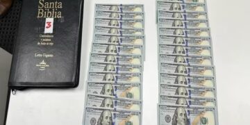 Secuestraron casi 17.000 dólares que viajaban en biblias hacia Miami