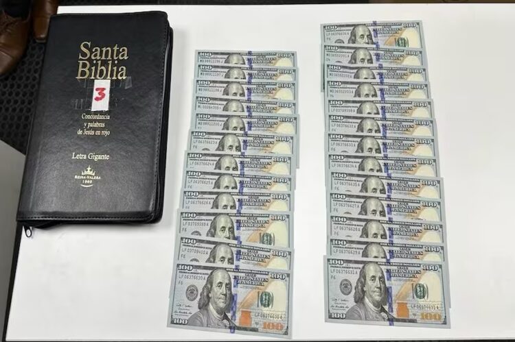 Secuestraron casi 17.000 dólares que viajaban en biblias hacia Miami