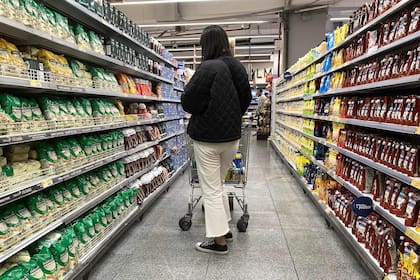 El gobierno anunció un acuerdo de precios con supermercados y mayoristas