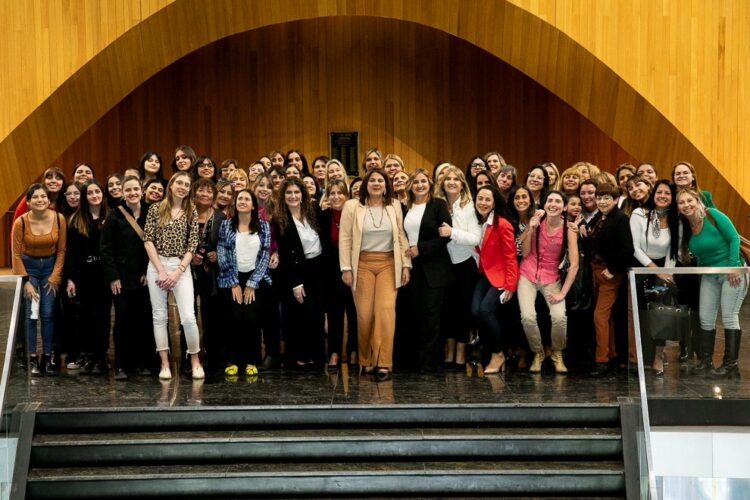 Convierten al Programa Lideresas en una política pública permanente
