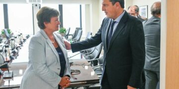 El FMI volvió a pedir ajuste en salarios públicos y jubilaciones, y más suba de tarifas