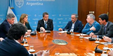 Anunciaron un convenio para congelar la tarifa de las naftas