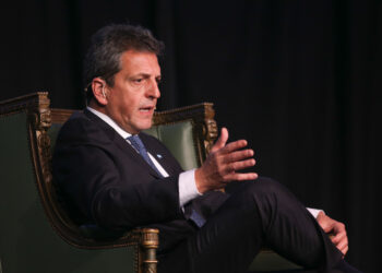 Massa apuntó contra los especuladores por el alza del dólar paralelo