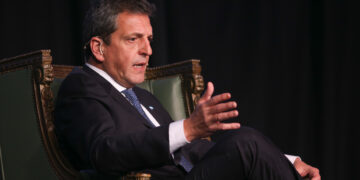 Massa apuntó contra los especuladores por el alza del dólar paralelo