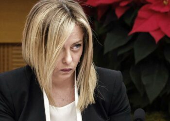 La italiana Meloni dijo que no dará marcha atrás al impuesto a los bancos