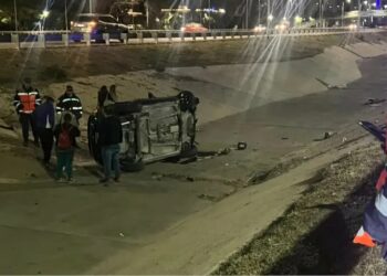 Perdieron el control, descarrilaron y terminaron en una zanja de la Circunvalación