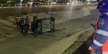 Perdieron el control, descarrilaron y terminaron en una zanja de la Circunvalación