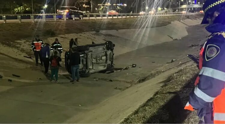 Perdieron el control, descarrilaron y terminaron en una zanja de la Circunvalación