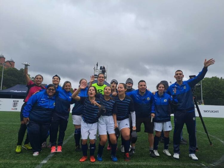 Entrevista al entrenador de Las Murciélagas: "Vestir la celeste y blanca te motiva"