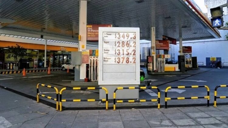 Las petroleras subieron sus combustibles tras la devaluación