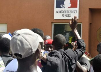 Francia ya evacúa sus ciudadanos en Níger