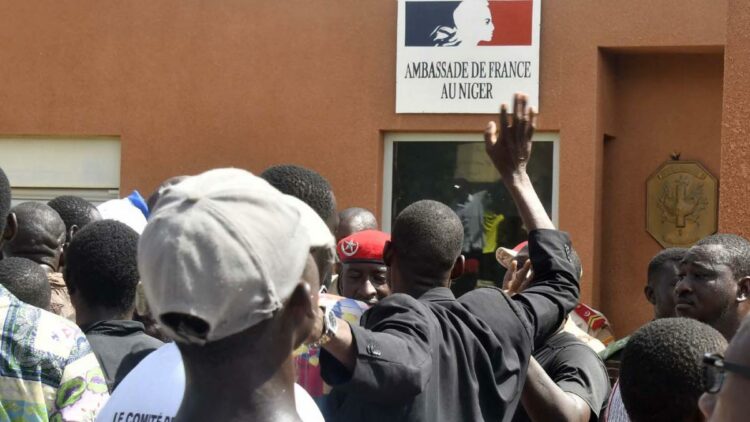 Francia ya evacúa sus ciudadanos en Níger
