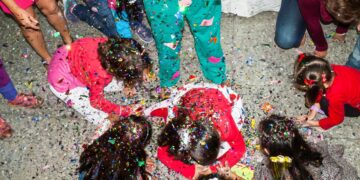 Atrapó todos los caramelos de una piñata y su técnica se hizo viral