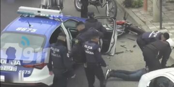 Robaron una moto, evadieron un control, chocaron y los detuvieron