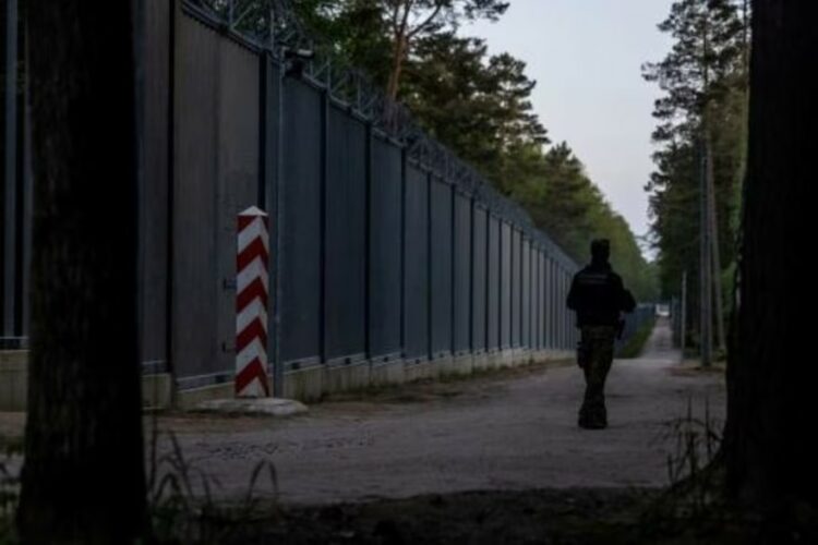 Un guardia de fronteras polaco patrulla junto a la valla fronteriza con Bielorrusia.