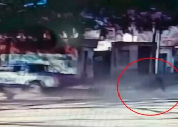 Un patrullero atropelló a dos motociclistas y fue apedreado