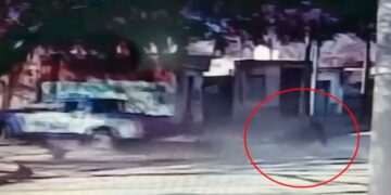 Un patrullero atropelló a dos motociclistas y fue apedreado