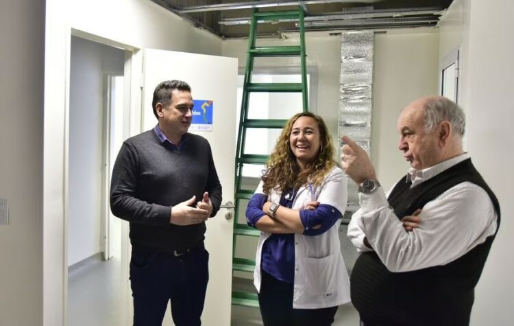 El secretario de Salud (Izquierda) supervisó las obras de remodelación.