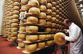 Un empresario murió aplastado por ruedas de queso de 40 kilos