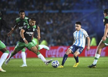 Racing goleó y se metió en los cuartos de final