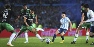 Racing goleó y se metió en los cuartos de final