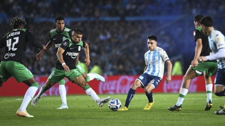 Racing goleó y se metió en los cuartos de final