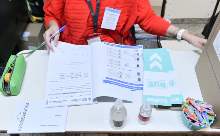 zzzznacp2NOTICIAS ARGENTINAS BAIRES, AGOSTO 13: Inicio de la jornada electoral en la escuela N°4 DE 20 del barrio de Liniers en la ciudad de Buenos Aires.   Foto NA: JUAN VARGASzzzz