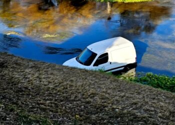 Una camioneta sin freno de mano y a la venta cayó al cauce del río Suquía