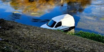 Una camioneta sin freno de mano y a la venta cayó al cauce del río Suquía