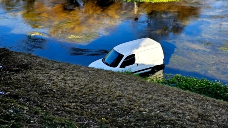 Una camioneta sin freno de mano y a la venta cayó al cauce del río Suquía